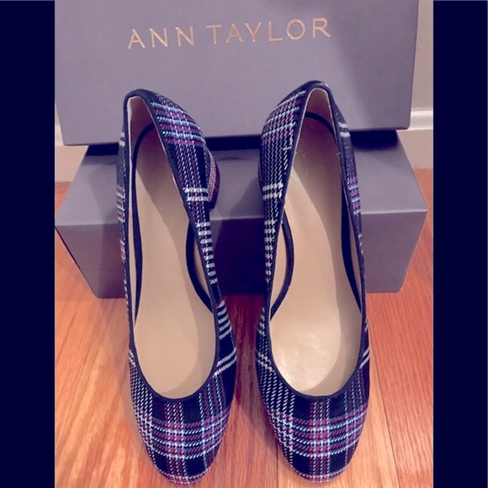 Ann Taylor block heeled pump shoe store sample.